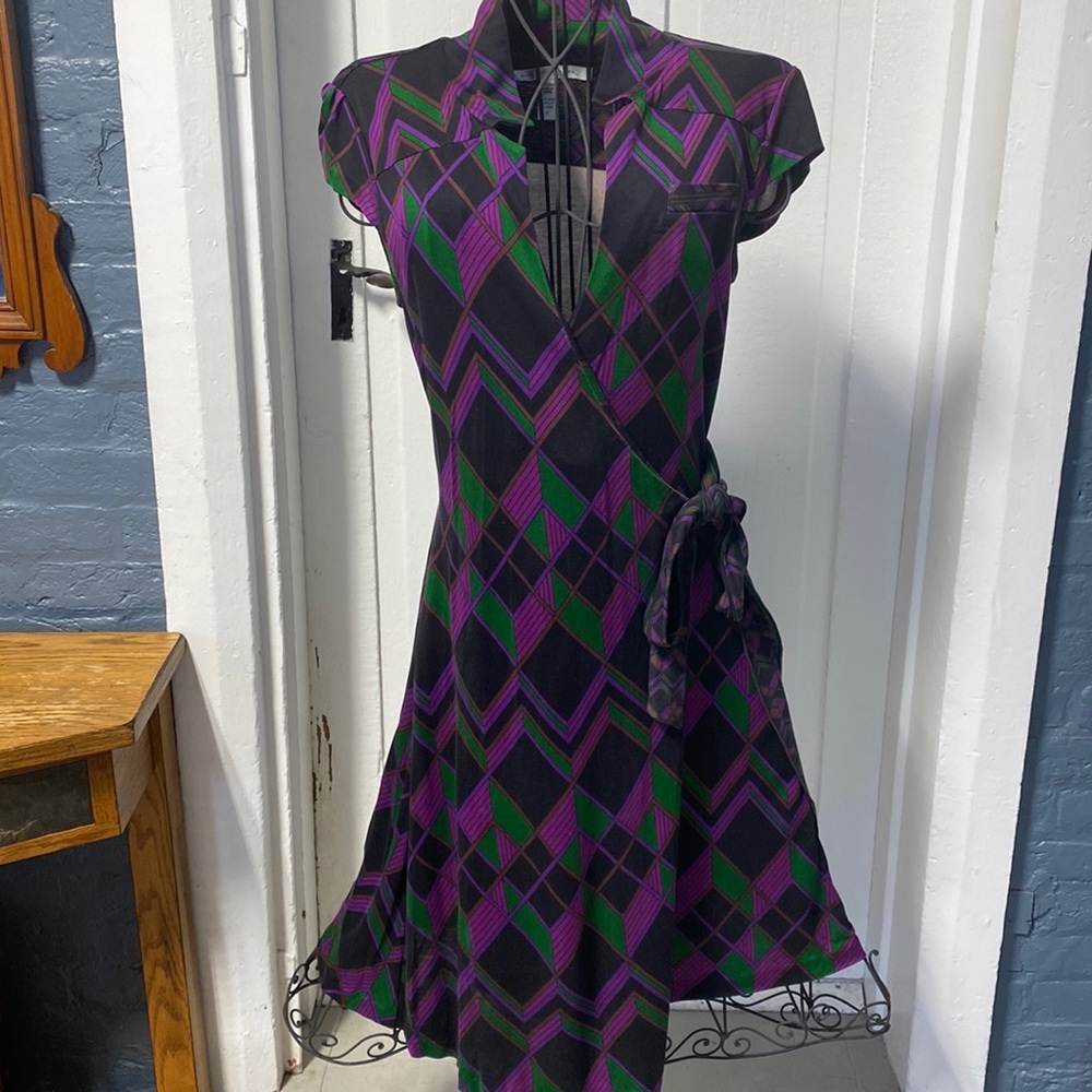 Diane Von Furstenberg 100% Silk wrap geometric diamond Griffith dress w/ pockets